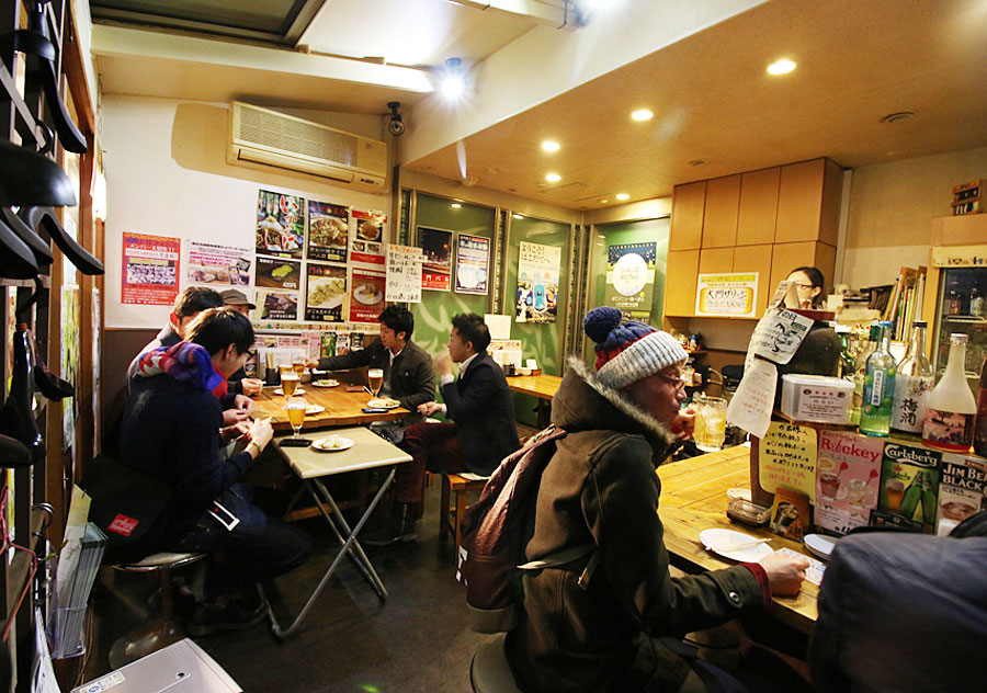 サラリーマンから観光客まで様々な人たちが集う