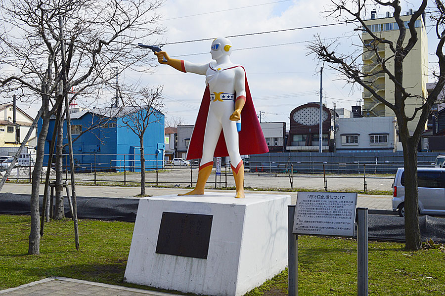 大門エリアを見守る月光仮面