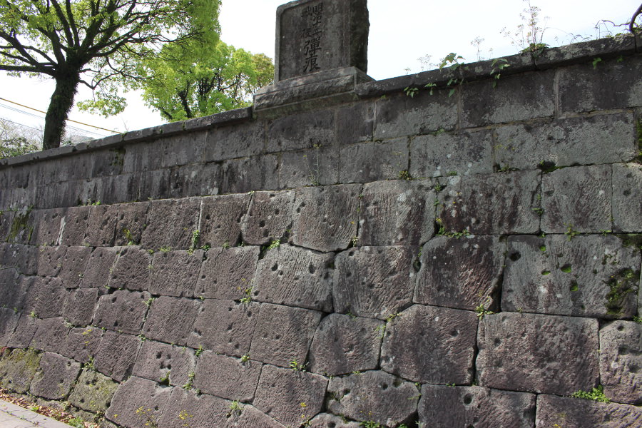 明治政府軍との激闘の跡が生々しく残る「私学校跡」の石垣