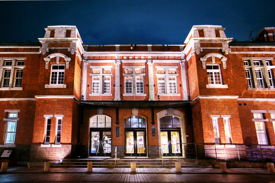 夜間はライトアップされて闇に浮かび上がる「旧門司税関」