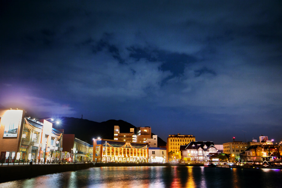 夜空と第一船だまりに浮かび上がる「海峡プラザ」の店舗群
