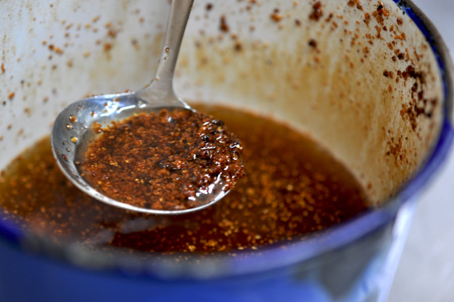 熊本が発祥といわれる「マー油」は、にんにくの香ばしさが決め手