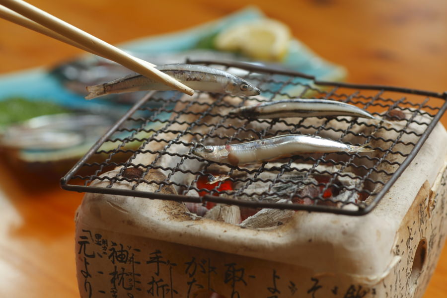 「キビナゴのプス焼き」は、“プスッ”と音が鳴ったら食べごろ