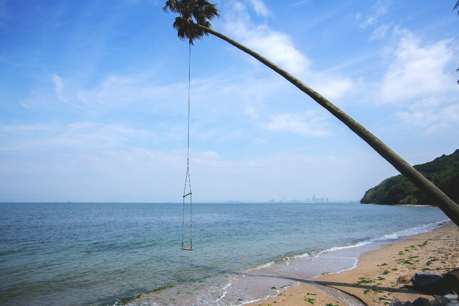 プライベートビーチから博多湾越しに福岡市内を望む海水浴場