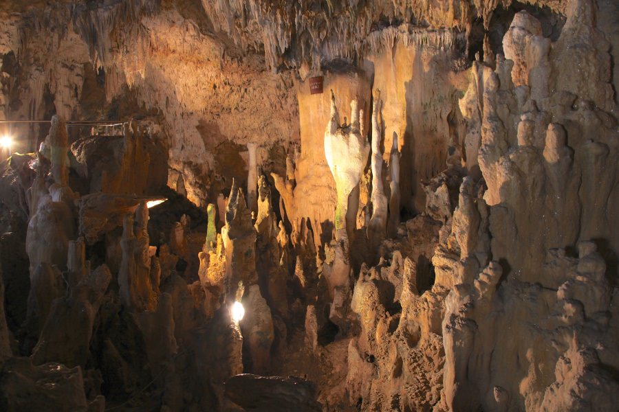 つらら石や石筍など、さまざまな形状の鍾乳石を見ることができる