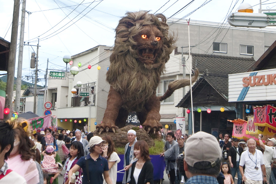 巨大な像が町内を引かれる「大造り物の引き廻し」