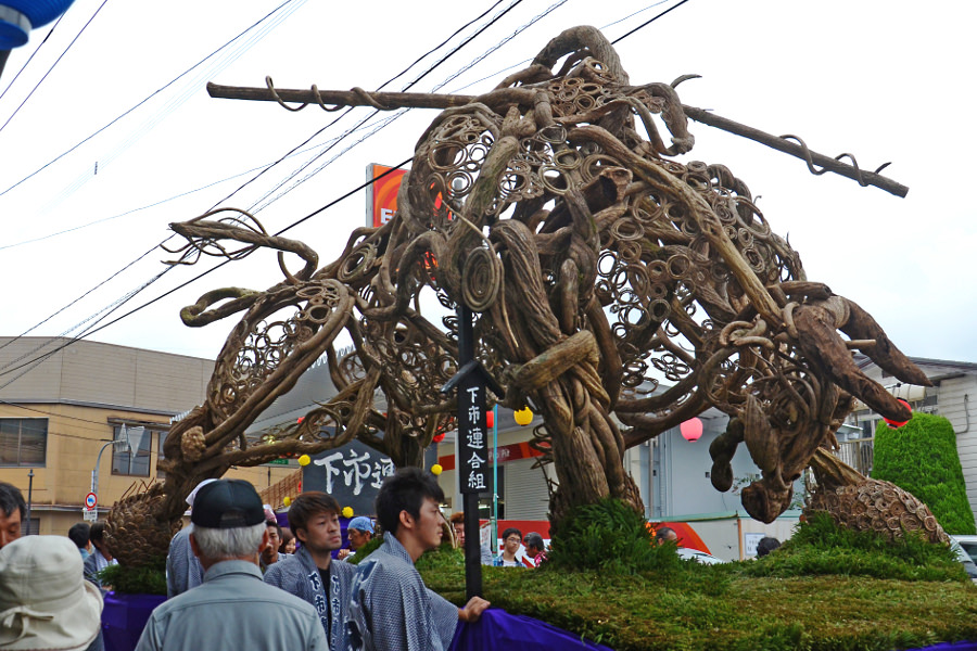 間近で見ると自然の材料だけで仕上げる技術の巧みさがよくわかる