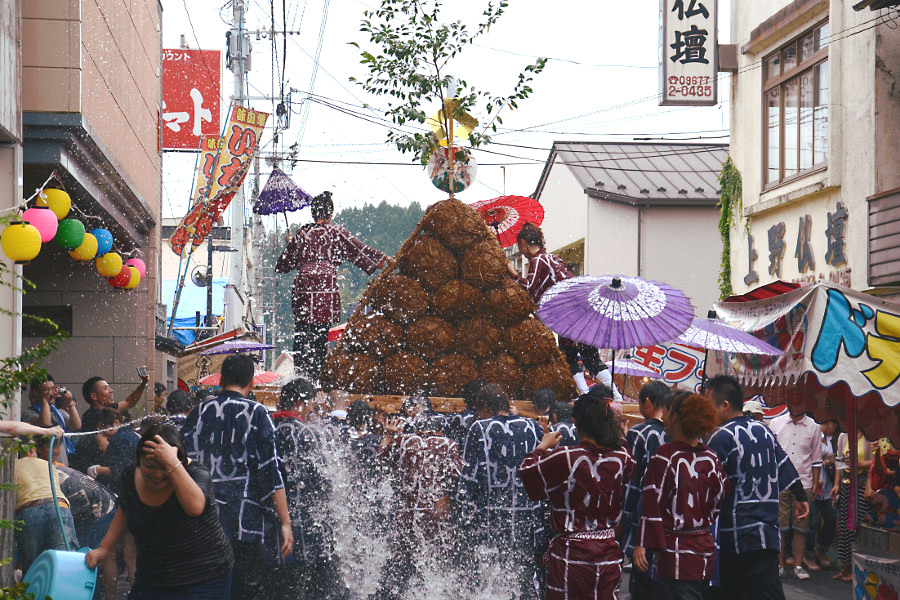 各組が力を注いだ大造り物に、観客たちが声援を送る