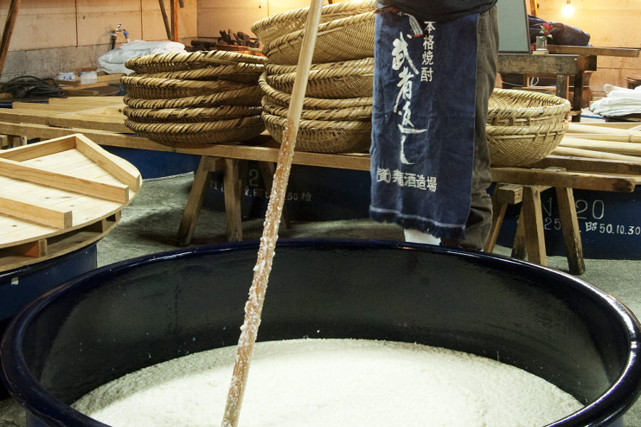 麹に水と酵母を加えて熟成させ、さらに水と蒸米を加える