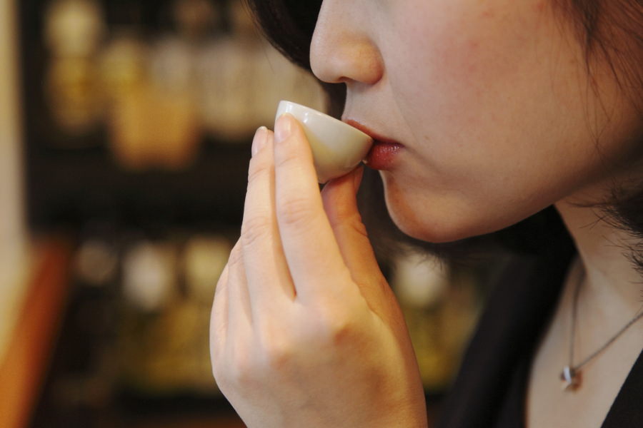 球磨焼酎を注いだ酒器を直火にかけると……？