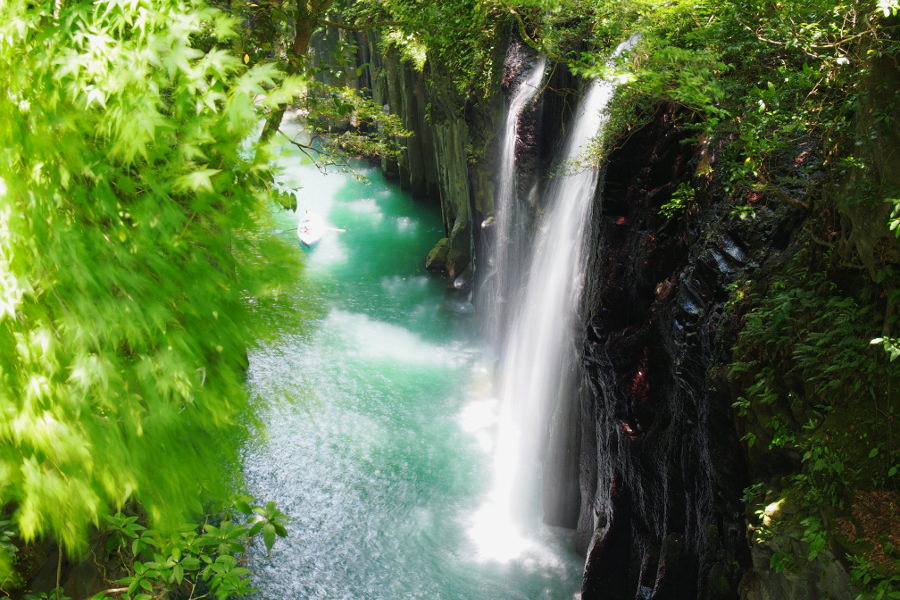 高千穂峡の主役ともいえる「真名井の滝」。新緑の時期も美しい