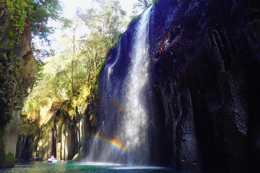 真名井の滝にかかる虹は、晩秋から春先の一時期にしか見られない