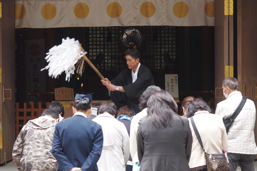 天岩戸遥拝所へ入る前におはらいを受ける参拝者たち
