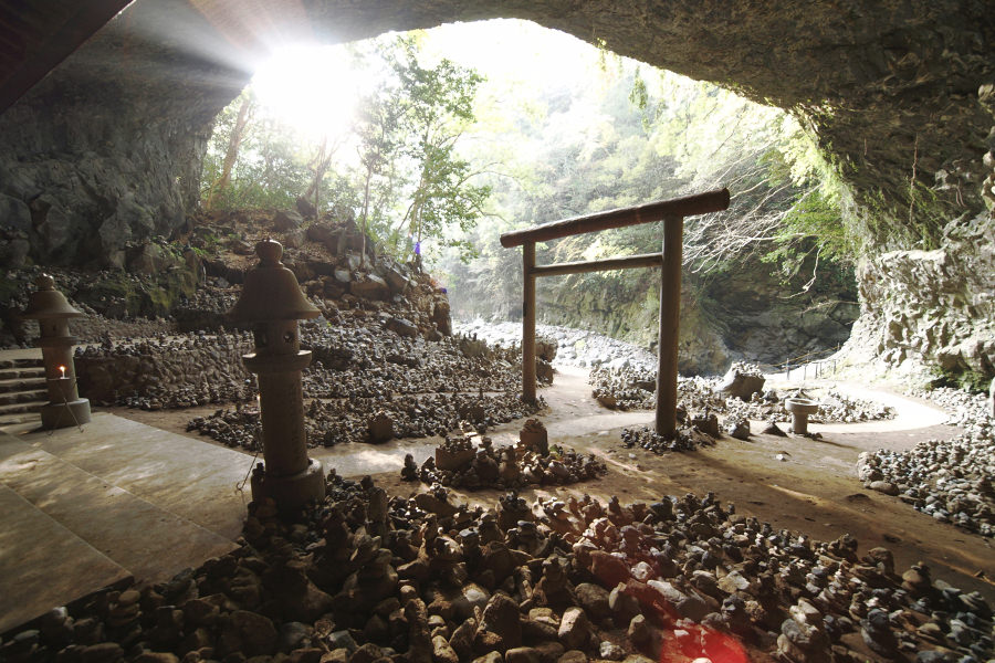 朝日が差し込んだ天安河原の「仰慕ケ窟」