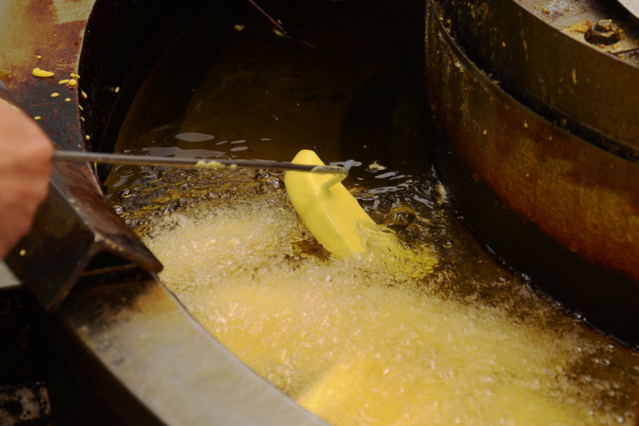 一つ一つ丁寧に揚げられるからしれんこん