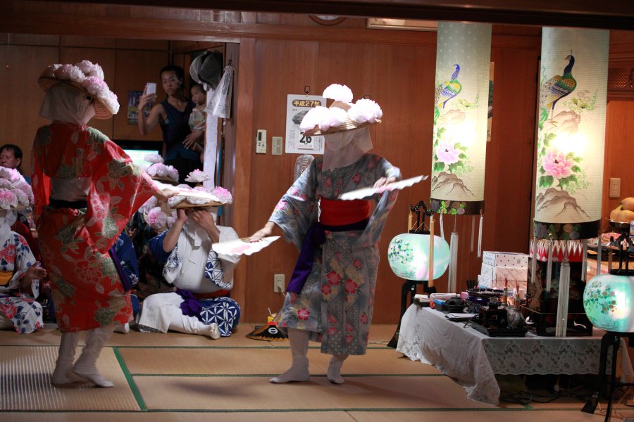 石垣島の旧盆行事アンガマーでも唄三線が披露される