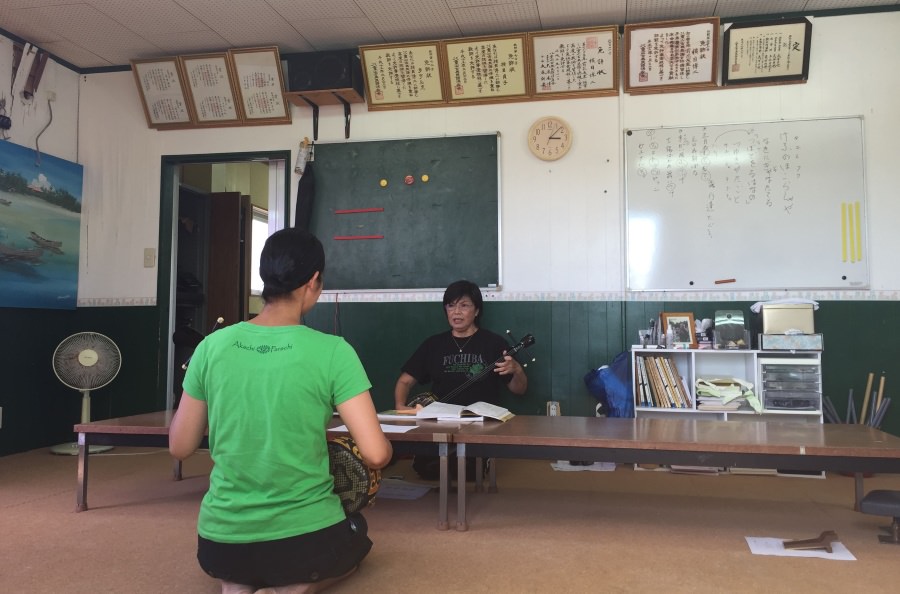 実際に三線を引いてみると、八重山民謡の音色が身体に染みてくる