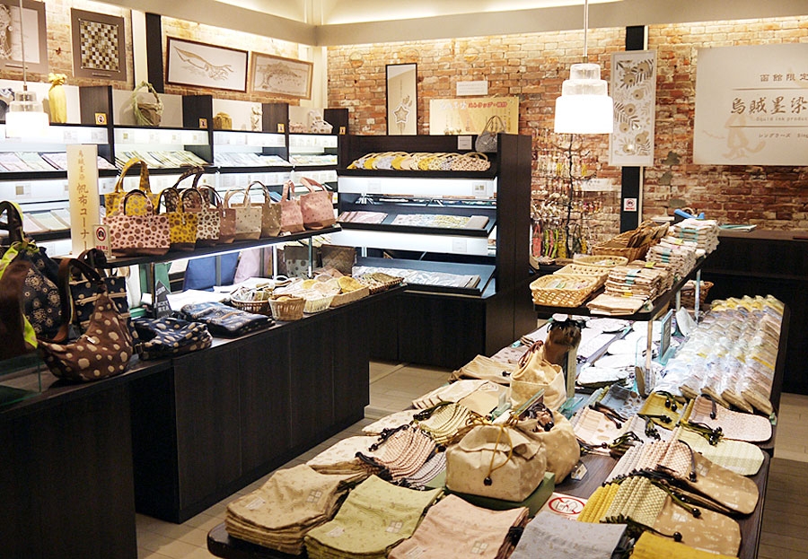 「シングラーズ」にはイカスミで染められた独特の風合いの雑貨が