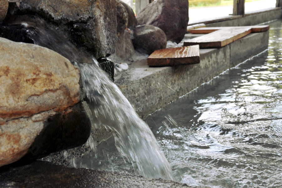 菊池温泉に湧き出る豊富な湯は、“美人成分”のメタケイ酸を含む