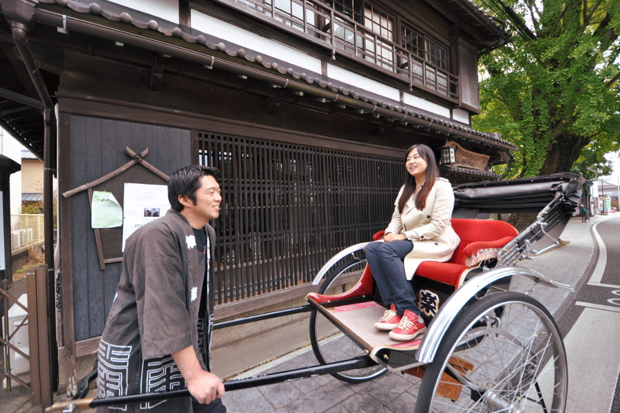 城下町の雰囲気が残る菊池の街並みには、人力車がよく似合う