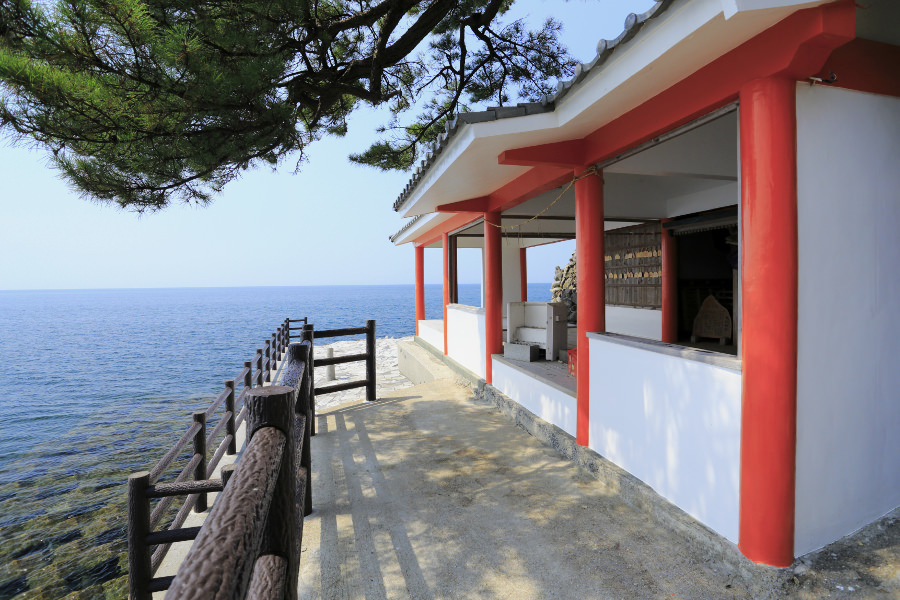 周囲には穏やかな海が広がる「粟嶋神社」