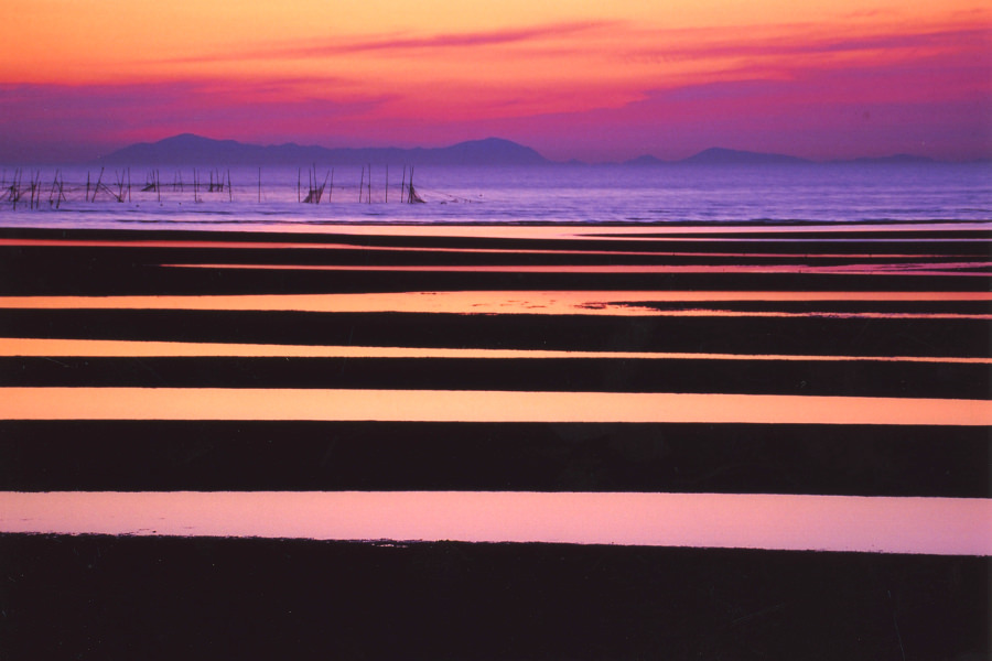 「真玉の夕陽」では、干潟に空模様が映り込む