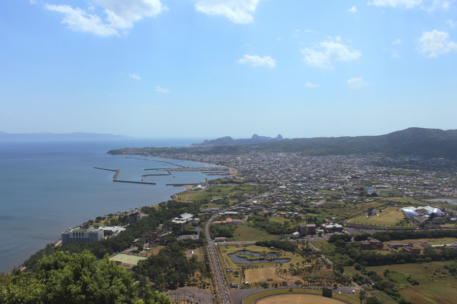 魚見岳の展望所から、指宿の市街地を望む