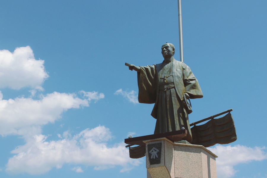 指宿港に立つ濵﨑太平次像