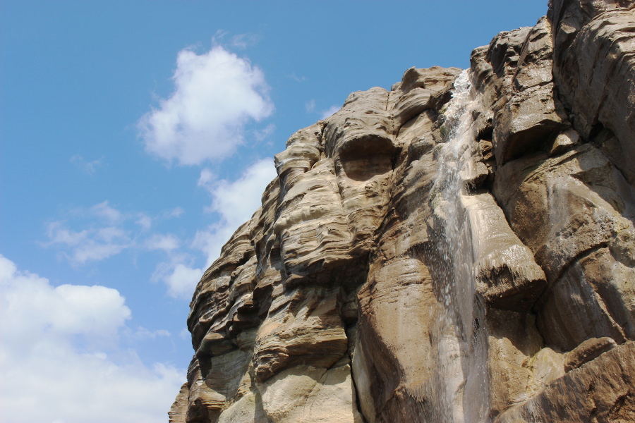 泉源から湧き出る温泉でつくられた滝