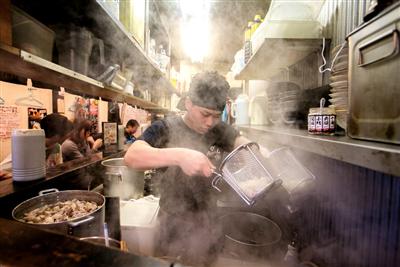 福岡のうどん屋さんの店内
