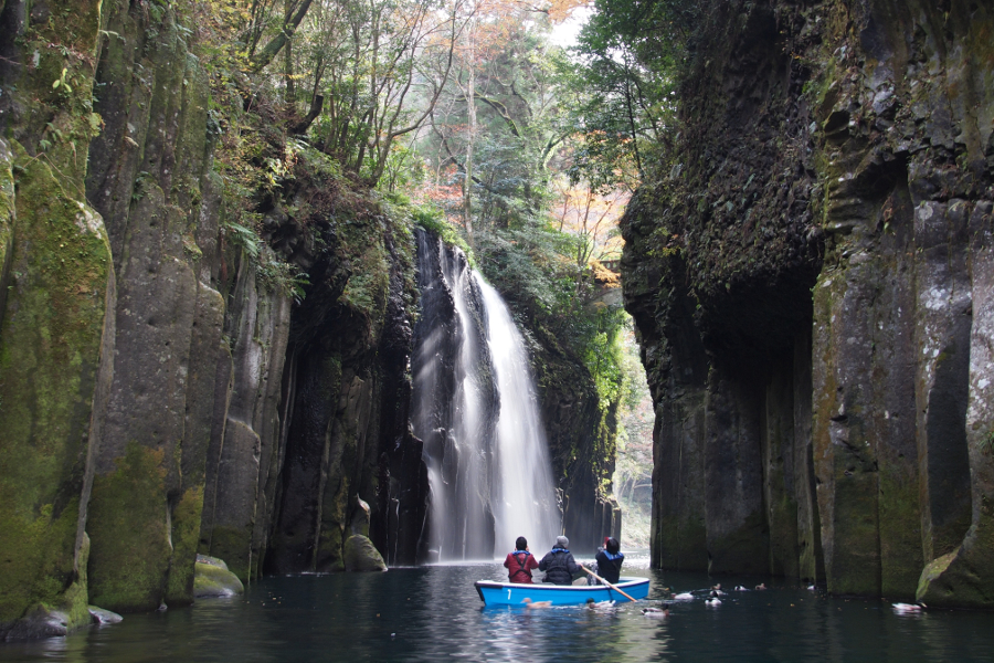 ボートに乗って渓谷を楽しむ