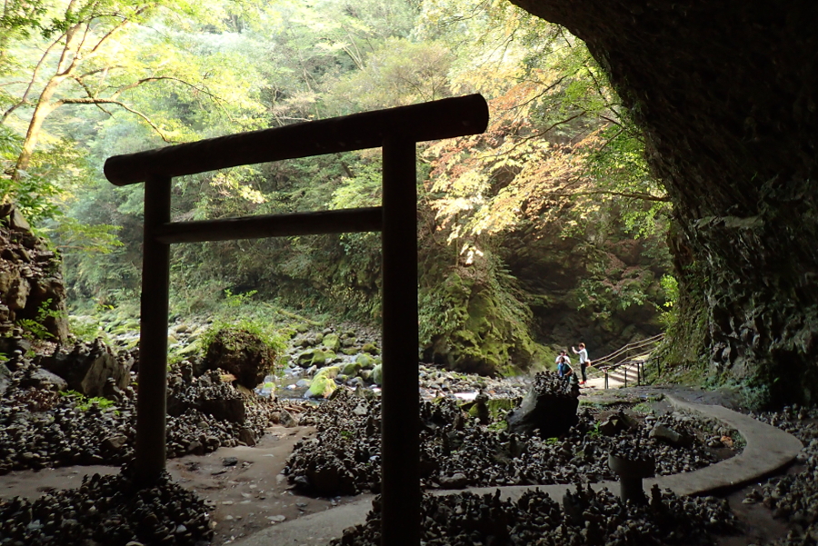 石積みが並ぶ天安河原の洞窟