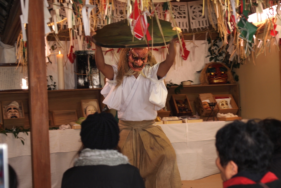夜神楽の山場「戸取」で手力男命が岩戸を投げ飛ばす