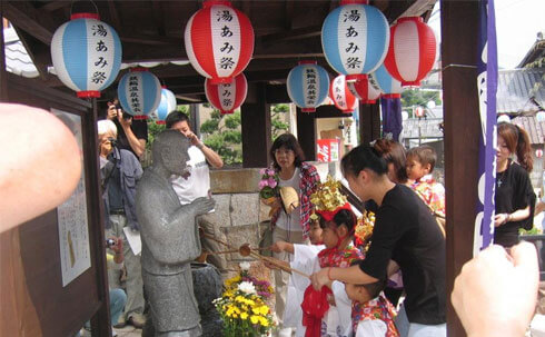 温泉の恵みに感謝する伝統行事