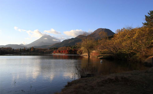志高湖から見た鶴見岳と由布岳