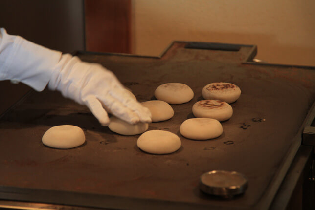 六花亭、判官さまを焼く様子
