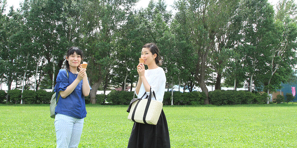 八紘学園でソフトクリームを食べる