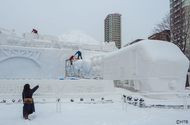大雪像を眺める様子