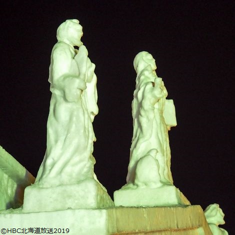 ライトアップされた大雪像