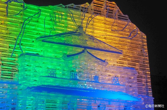 ライトアップされた氷像