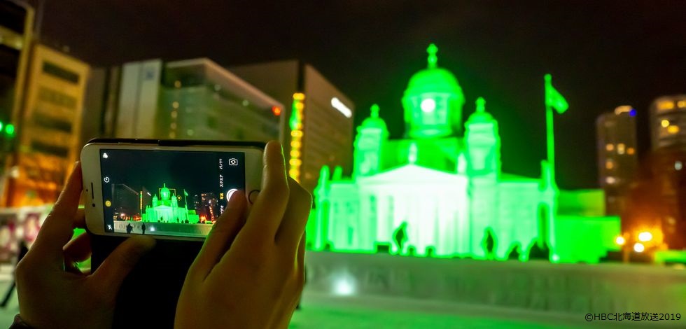 夜の雪像を撮影する