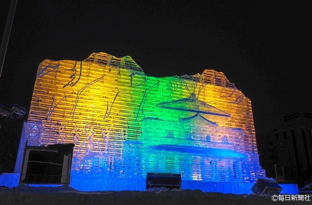 ライトアップされた氷像