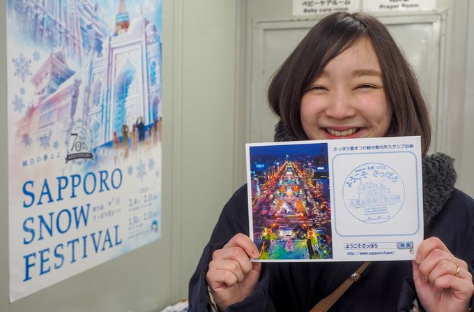 きれいに押せた！　インフォメーションセンターでは、ボランティアスタッフの方に札幌の観光や雪まつりについて教わり、ちょっと物知り気分です。
そして、強力なストーブで体が温まる～！