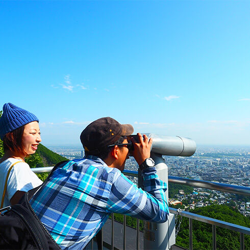 大倉山展望台　望遠鏡をのぞく