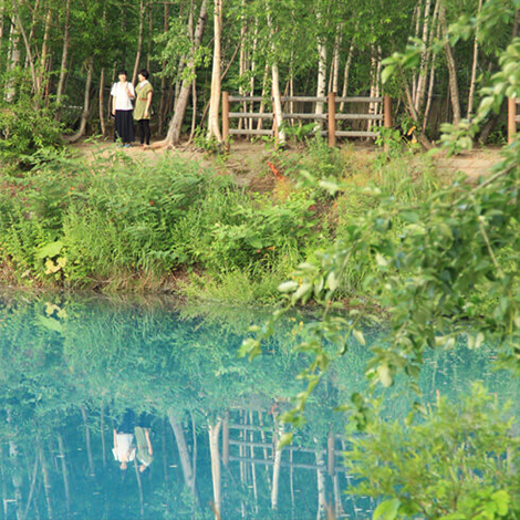 鏡面の青い池で記念写真
