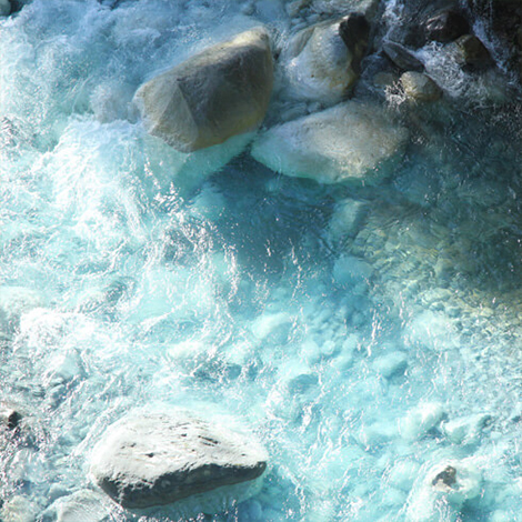 サイダーのような白ひげの滝の水