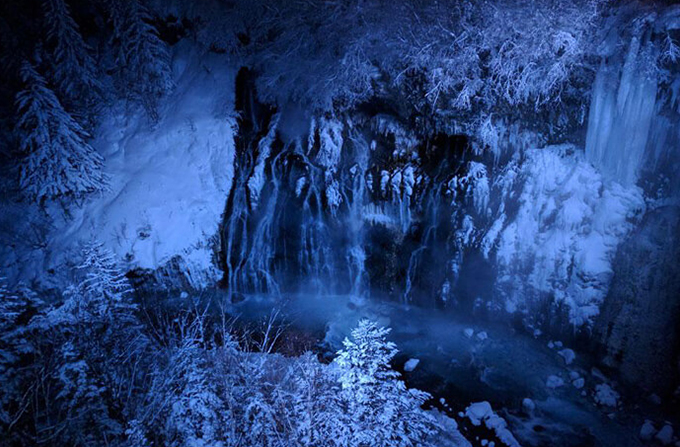 冬の白ひげの滝ライトアップ