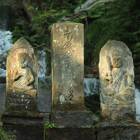 白金不動の滝の像