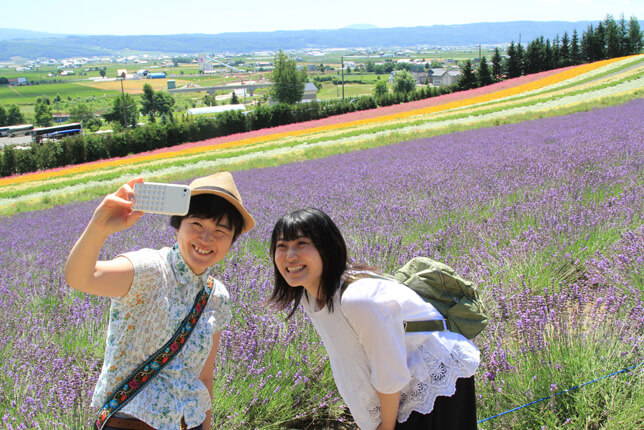 彩りの畑で記念写真