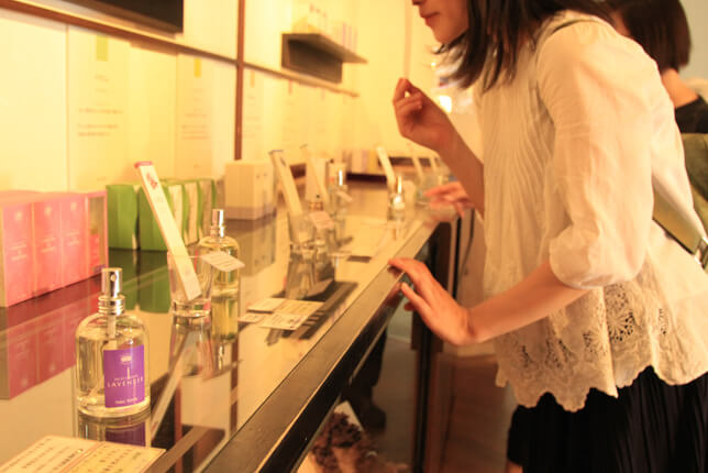 香水の舎でお土産選び